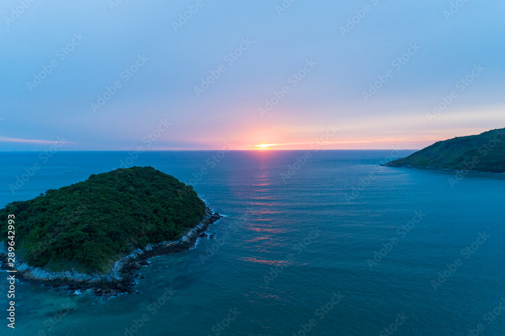 海上和小岛日落美景的无人机鸟瞰图