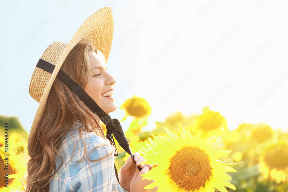 夏日向日葵地里美丽的年轻女子