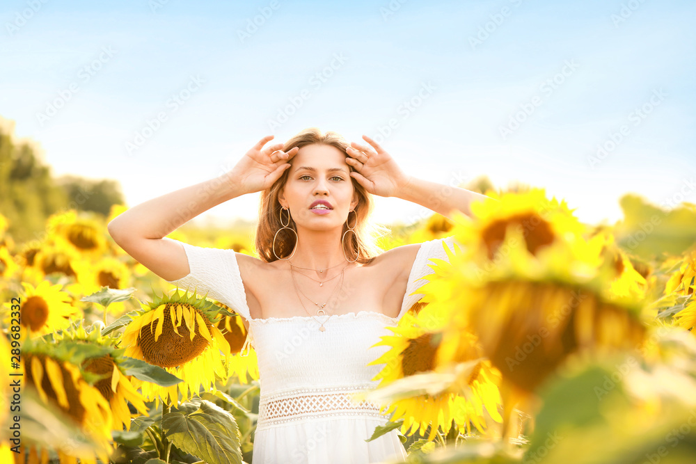 夏日向日葵地里美丽的年轻女子