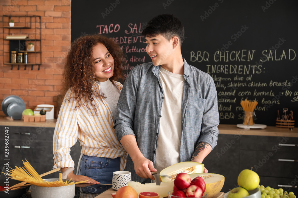 幸福夫妻在厨房一起做饭