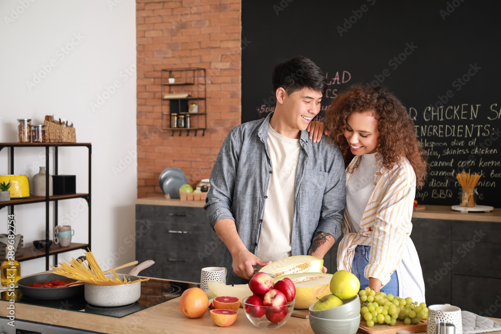 幸福夫妻在厨房一起做饭