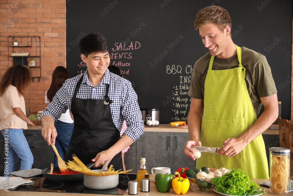 英俊男人在厨房一起做饭