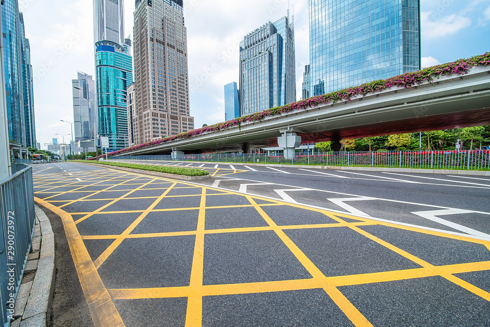 中国广东省深圳市城市CBD建筑和空路面 