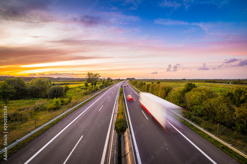 Autobahn in Deutschland am Abend