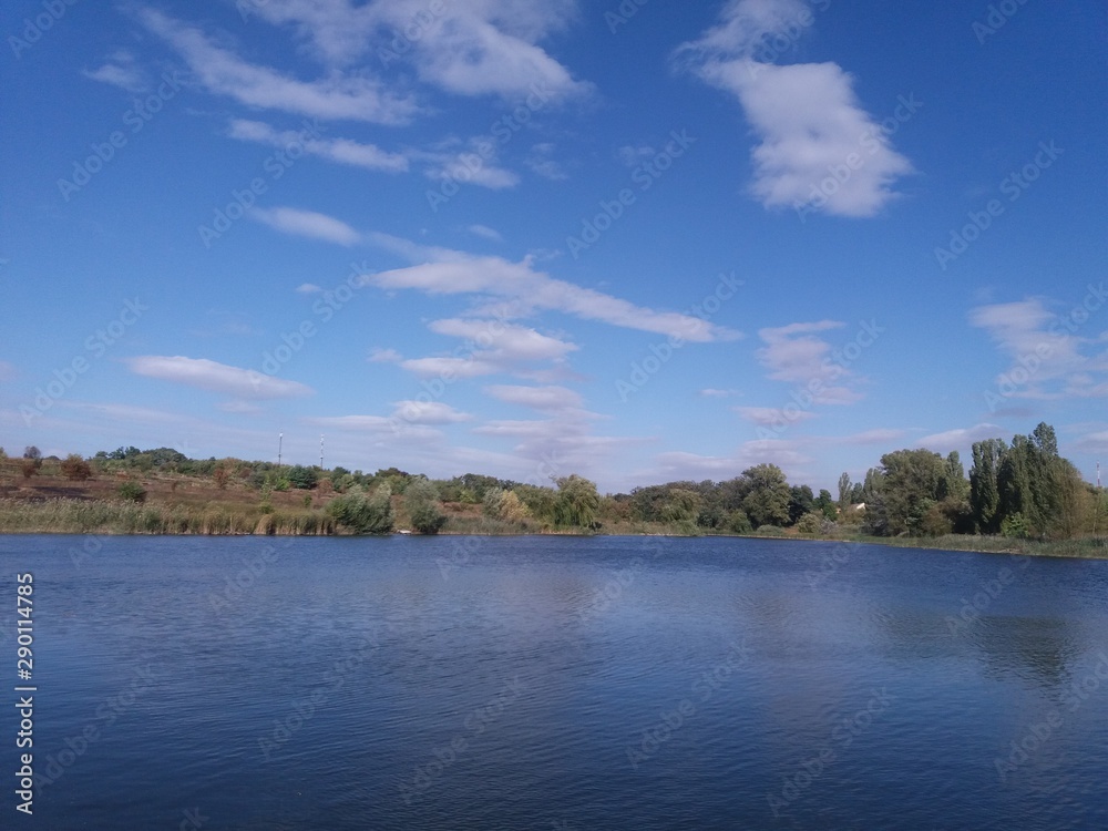 陆地。湖泊。自然。蓝色。水。天空。