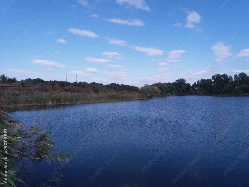 陆地。湖泊。自然。蓝色。水。天空。