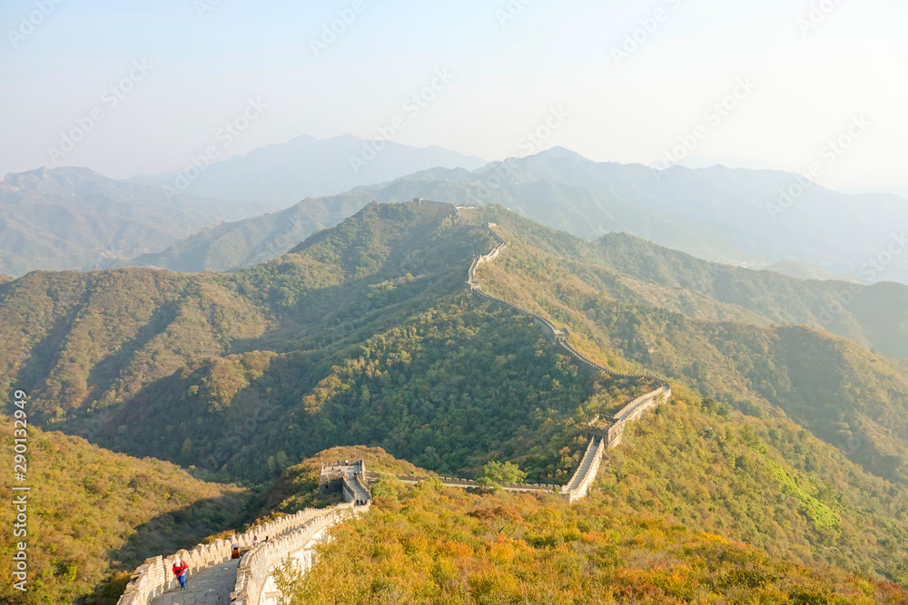 空中飞航在中国长城上空，到处都是观察风景的游客