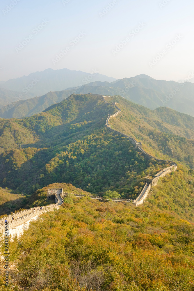 无人机：在中国长城上空飞行，到处都是观察风景的游客