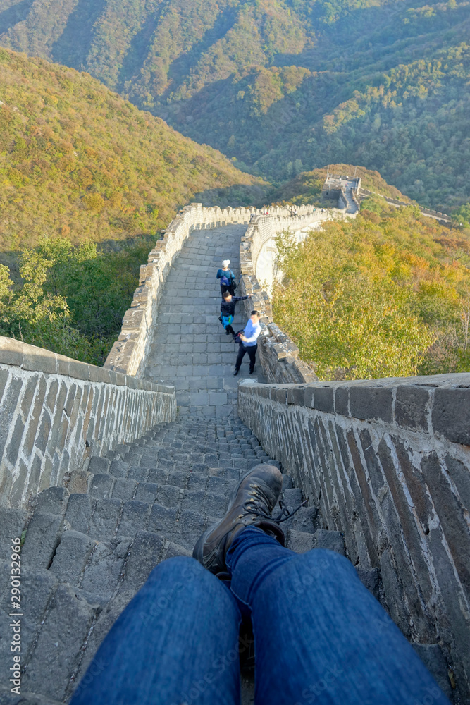 POV：坐在楼梯上，观察下面的中国长城。