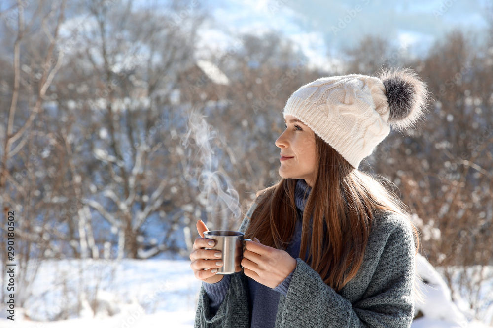 带着一杯热饮的女人在度假村休息