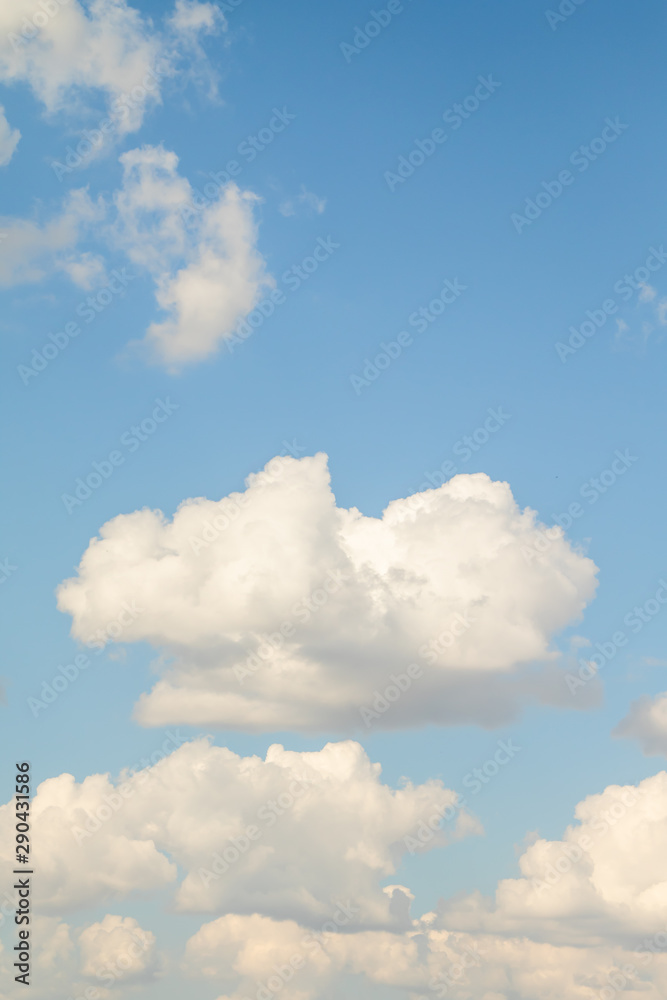 蓝色的天空，白色美丽的积云。风景天空的云，背景。