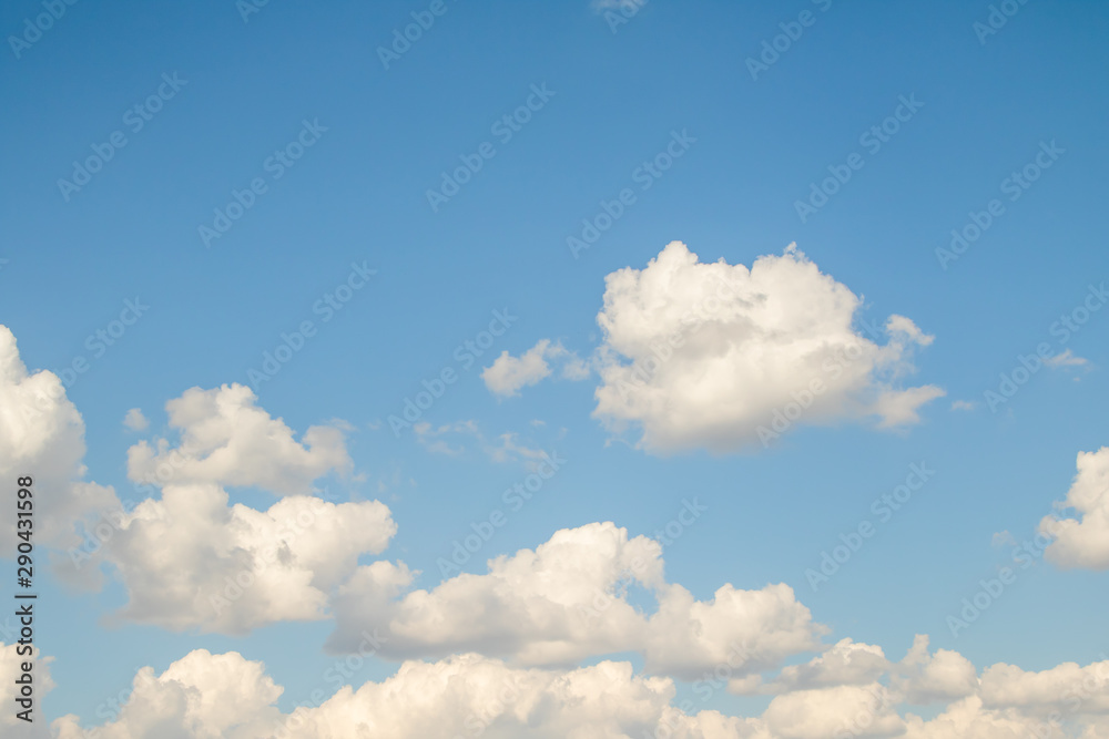 蓝色的天空，白色美丽的积云。风景天空的云，背景。