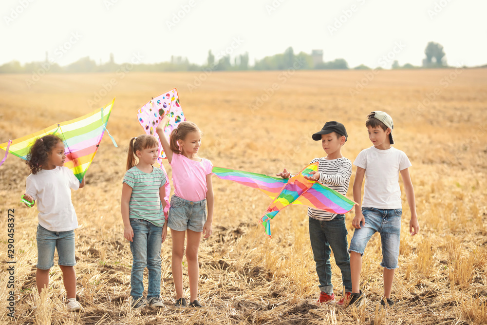 小孩子在户外放风筝