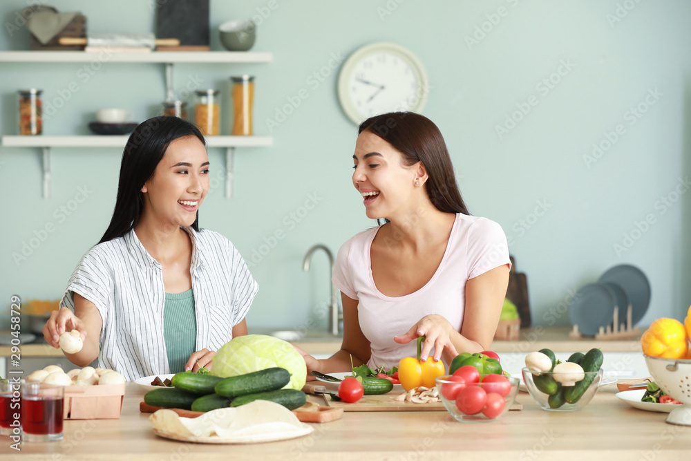 美丽的女人在厨房一起做饭