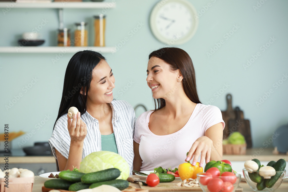 美丽的女人在厨房一起做饭