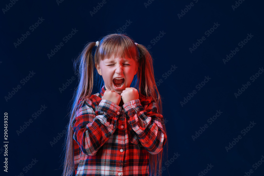 黑暗背景下尖叫的小女孩的肖像