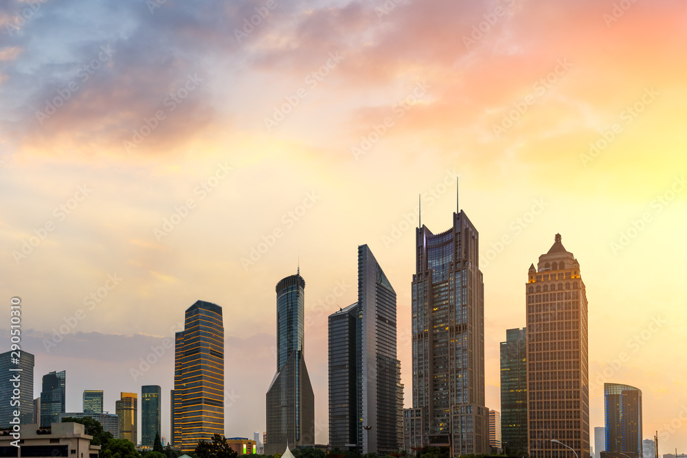 日落时分的上海商业中心建筑场景，中国。