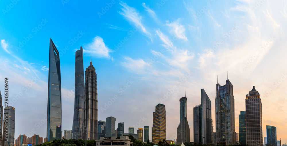 日落时分的上海商业中心建筑场景，中国。