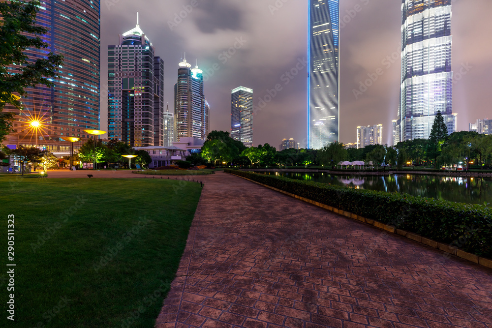 中国夜晚的上海商业中心建筑场景。