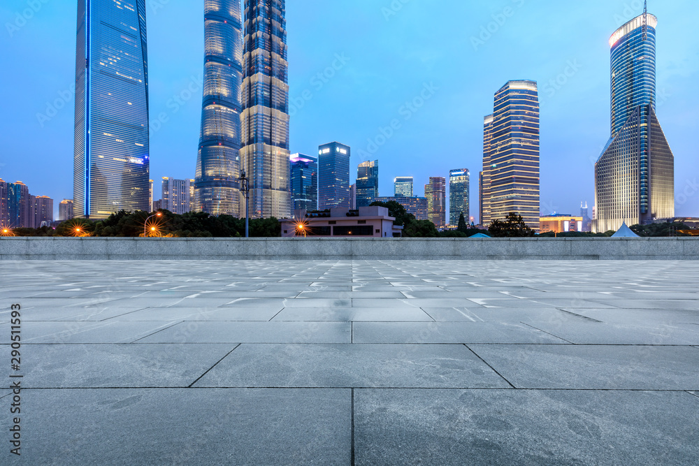 中国，夜晚的上海商业中心建筑风光和空旷的广场楼层。