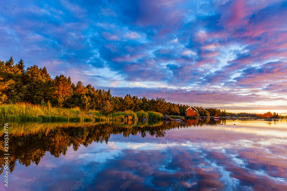 Sonnenaufgang an einem Schwedischen See