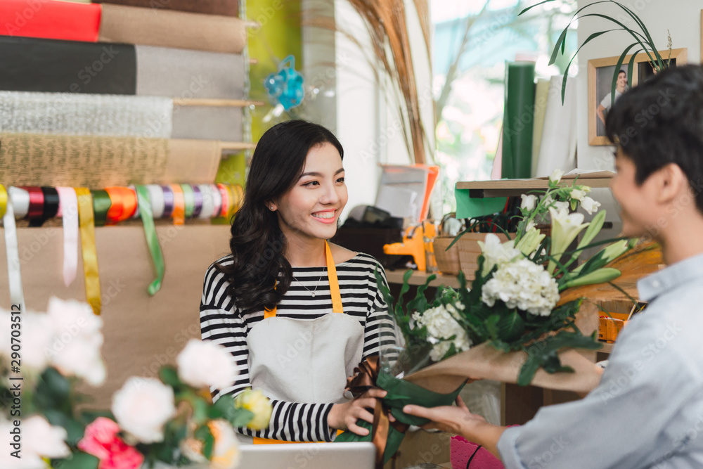 人、购物、销售、花店和消费主义概念——快乐微笑的花店女人制作花束