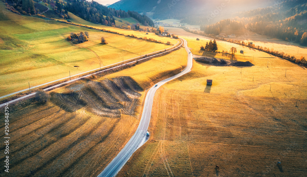 秋天日落时山谷中道路的鸟瞰图。铁路沥青路面的俯视图