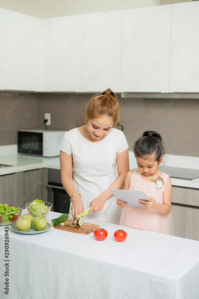 母亲、孩子和电脑的使用，发明了一种食物菜单