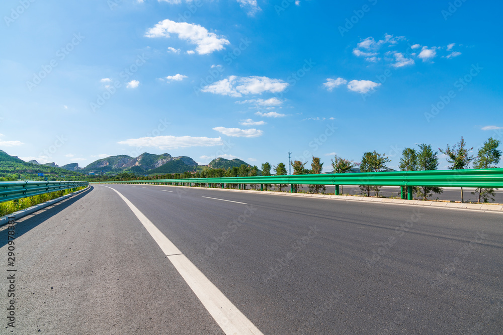 道路与蓝天