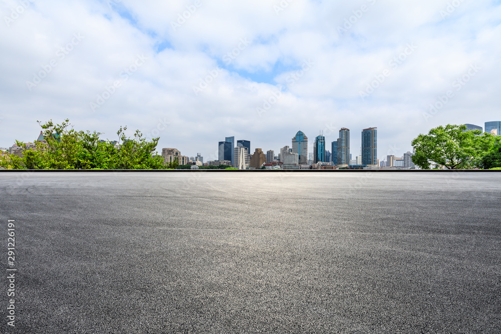 中国上海的赛道场地和城市天际线，建筑林立。