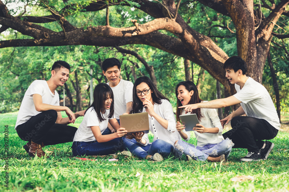 在大学或学校公园的小组项目中学习的年轻学生团队。快乐学习