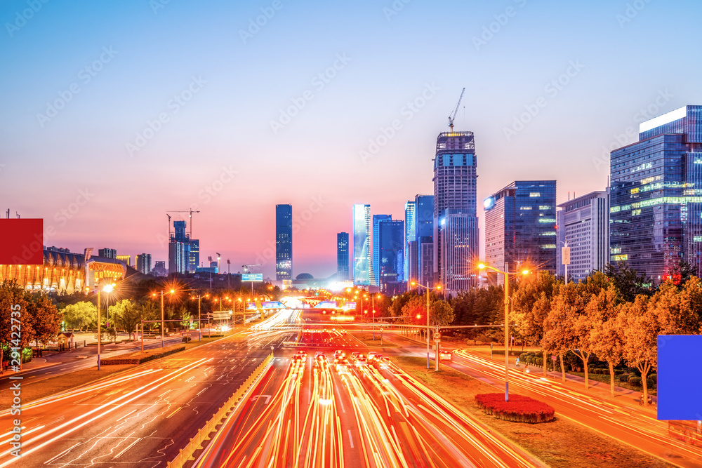 中国济南城市道路的夜景和模糊车灯