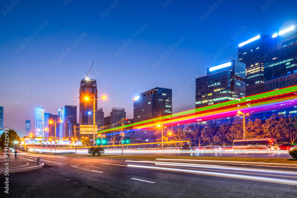 中国济南城市道路的夜景和模糊车灯