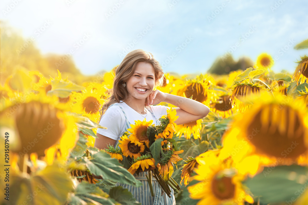 夏日向日葵地里美丽的年轻女子