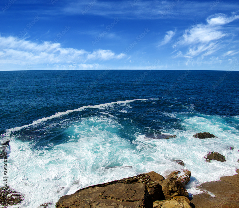 海浪冲击岩石