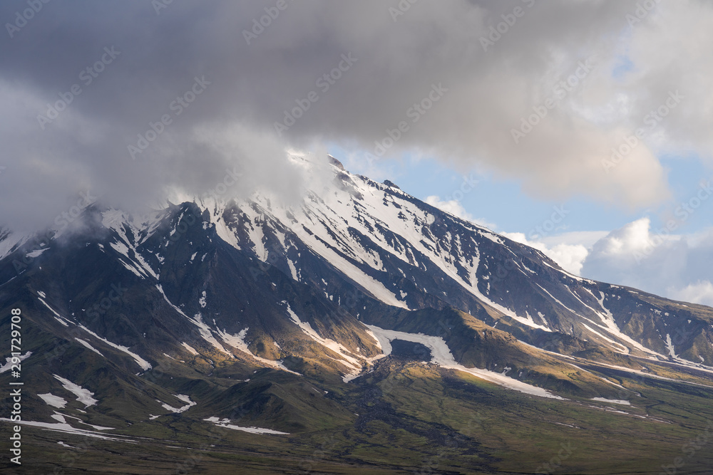 美丽的秋季火山景观-层层叠叠的火山Bolshaya Udina火山的雪锥景观