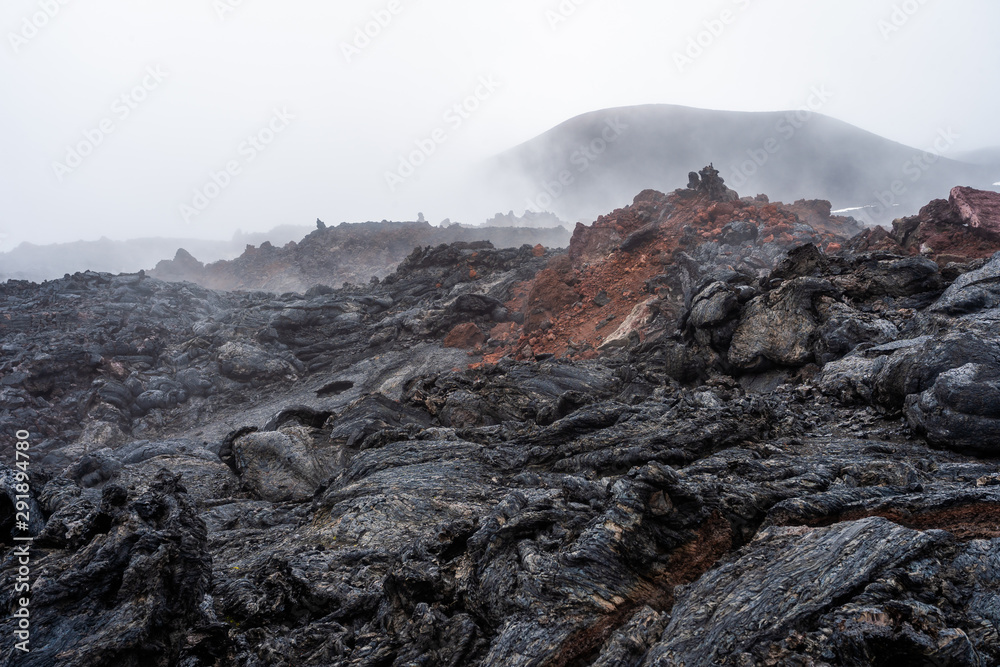 活跃的熔岩流来自俄罗斯堪察加半岛托尔巴奇克火山斜坡上的一个新火山口