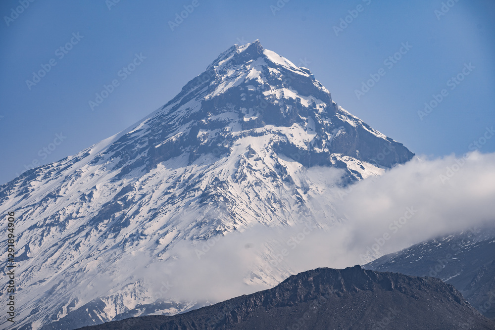 卡门火山、活跃的Klyuchevskoy火山和活跃的Bezymianny火山的景色。