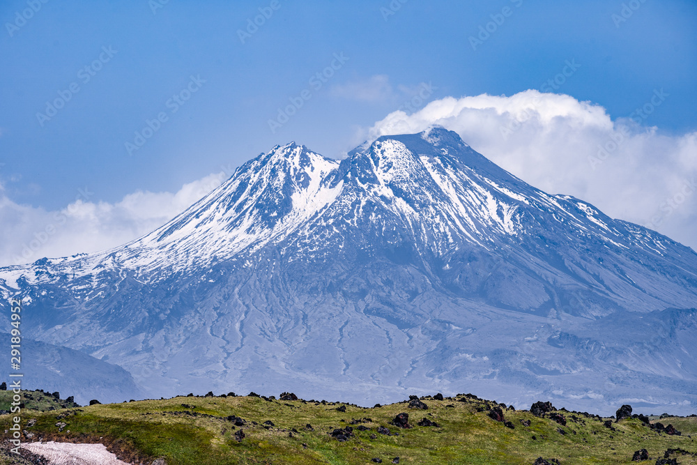 卡门火山、活跃的Klyuchevskoy火山和活跃的Bezymianny火山的景色。