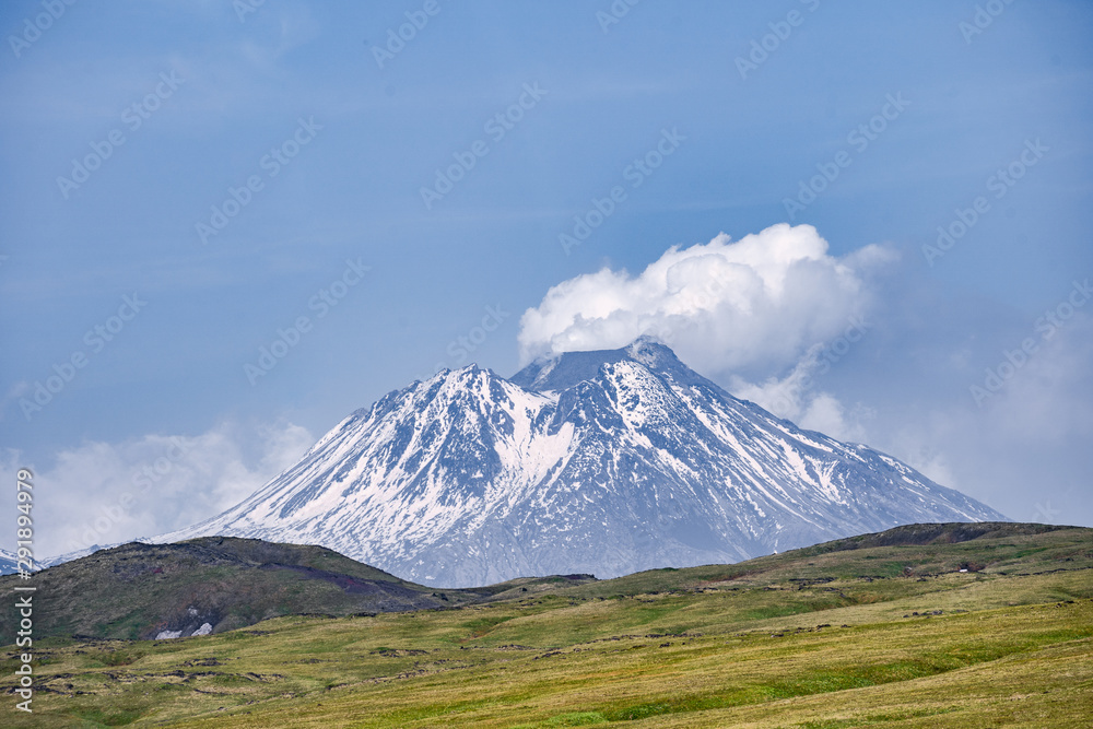 卡门火山、活跃的Klyuchevskoy火山和活跃的Bezymianny火山的景色。