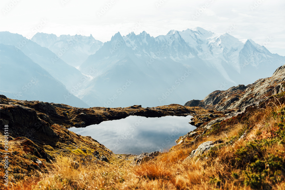 Chesery湖（Lac De Cheserys）和白雪皑皑的Monte Bianco山脉环绕着色彩缤纷的秋季景观