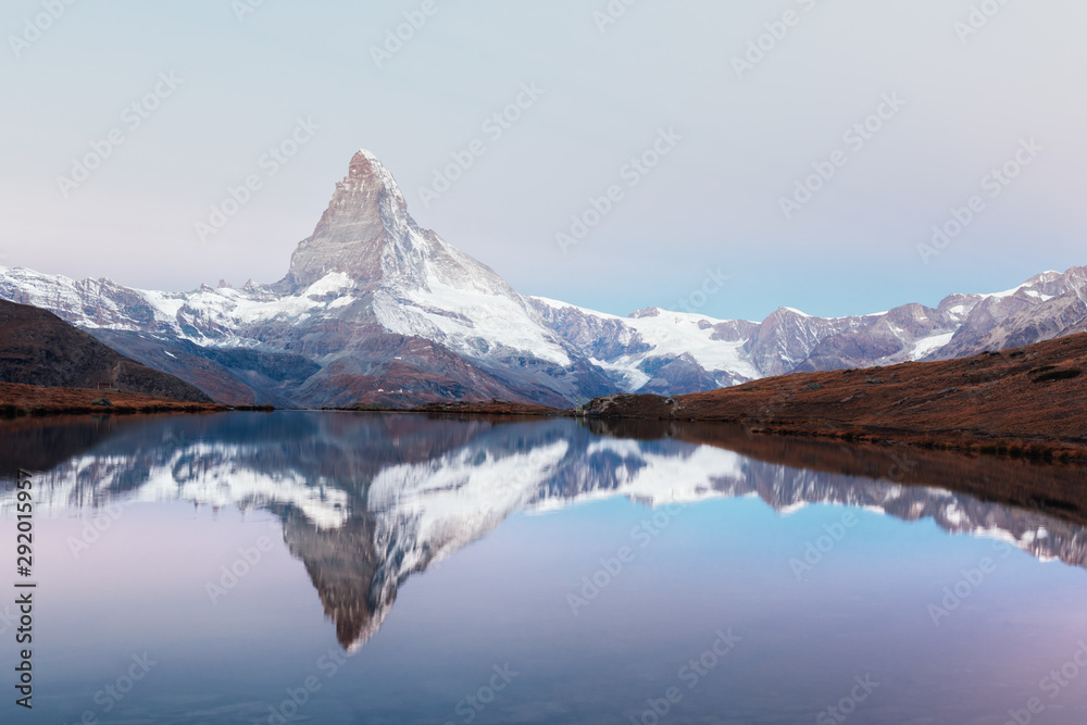 Stellise湖上风景如画，日出色彩缤纷。雪峰Matterhorn Cervino带re