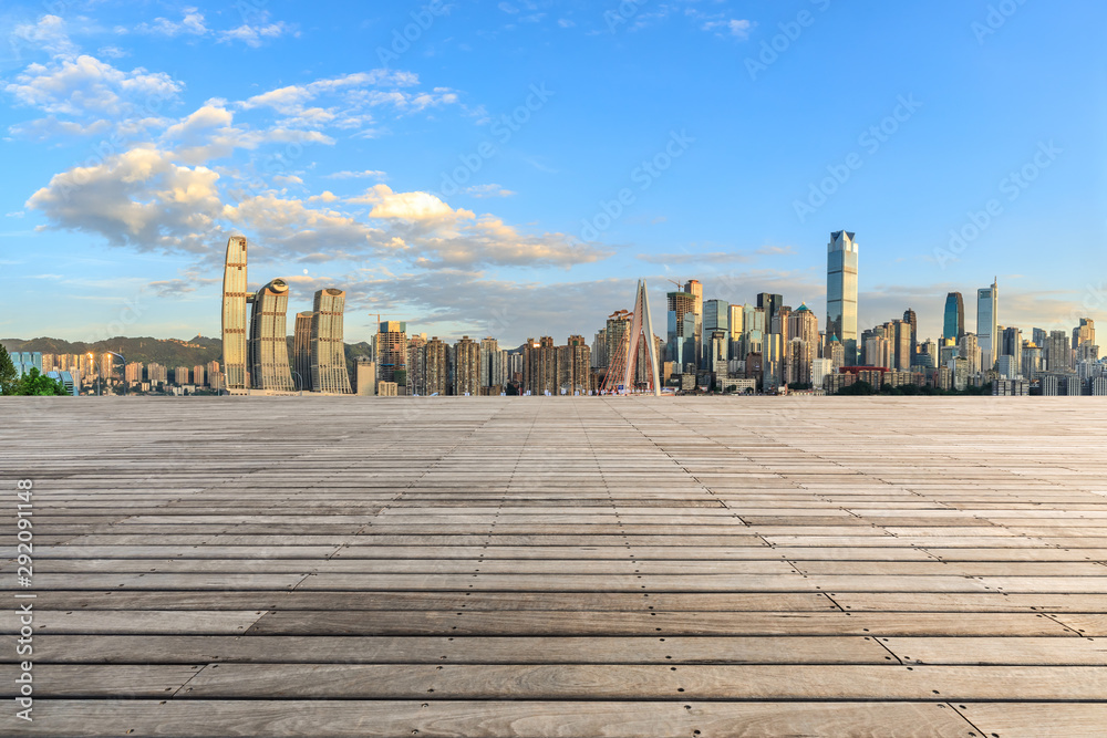 中国重庆的空木板广场和城市景观与建筑。