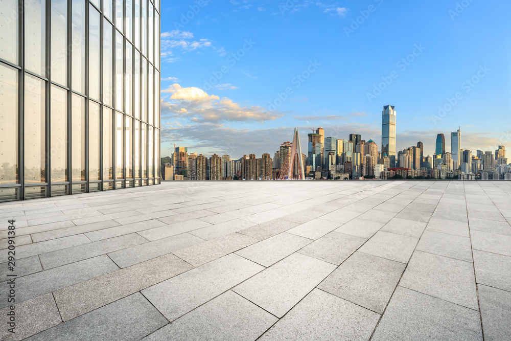 日落时分，中国重庆，空旷的广场和城市景观与建筑。