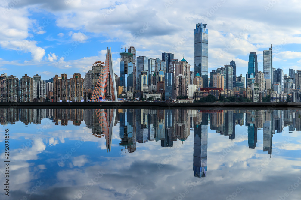 重庆天际线和现代城市摩天大楼与水的反射，中国。