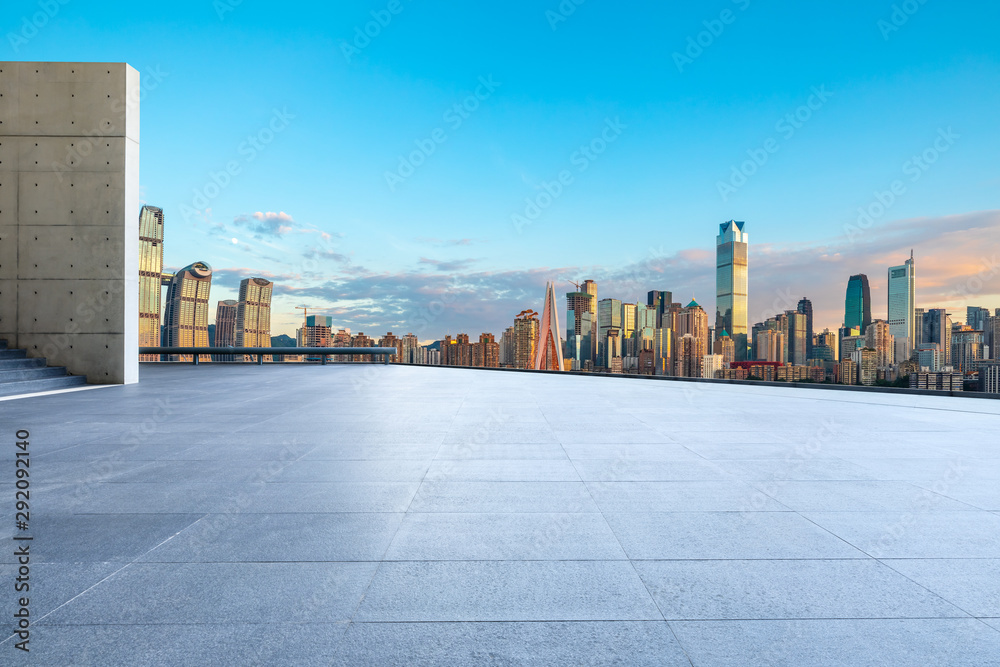 日落时分，中国重庆的空旷广场和城市景观与建筑。