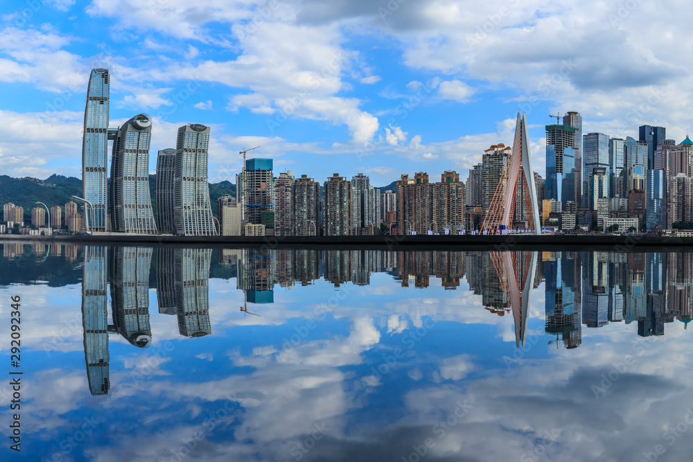 重庆天际线和现代城市摩天大楼与水的倒影，中国。