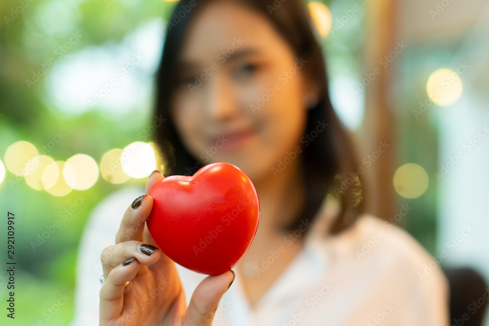 女人怀着一颗红色的心去给予别人。