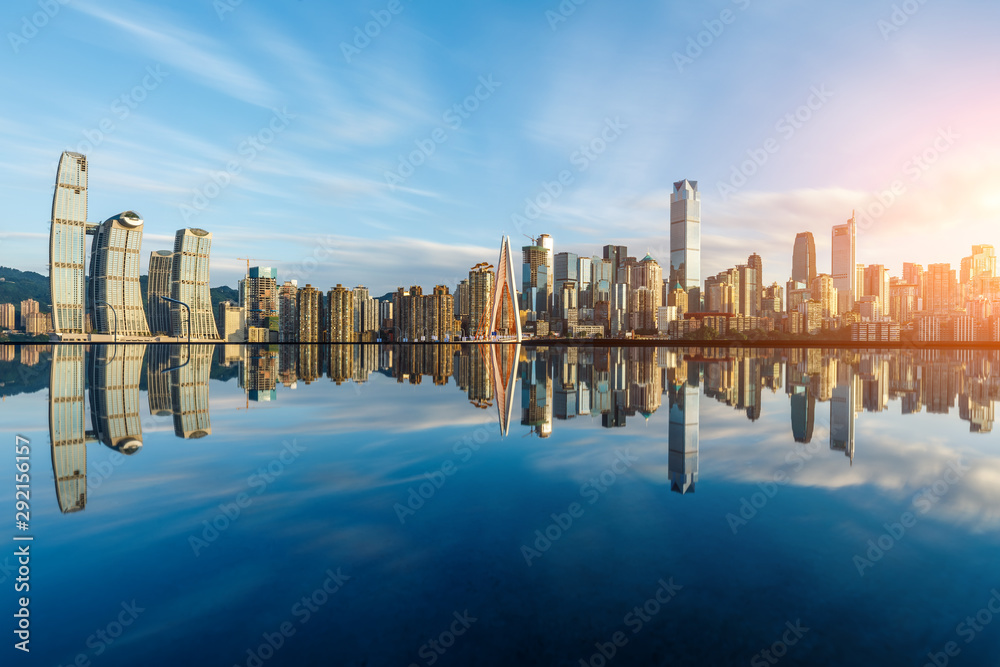 重庆天际线和现代城市摩天大楼，日落时的水反射景观，中国。