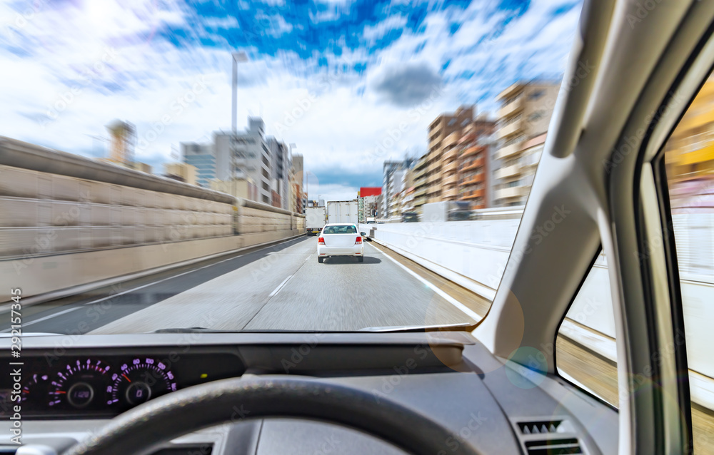 運転席から見る都会の街並み